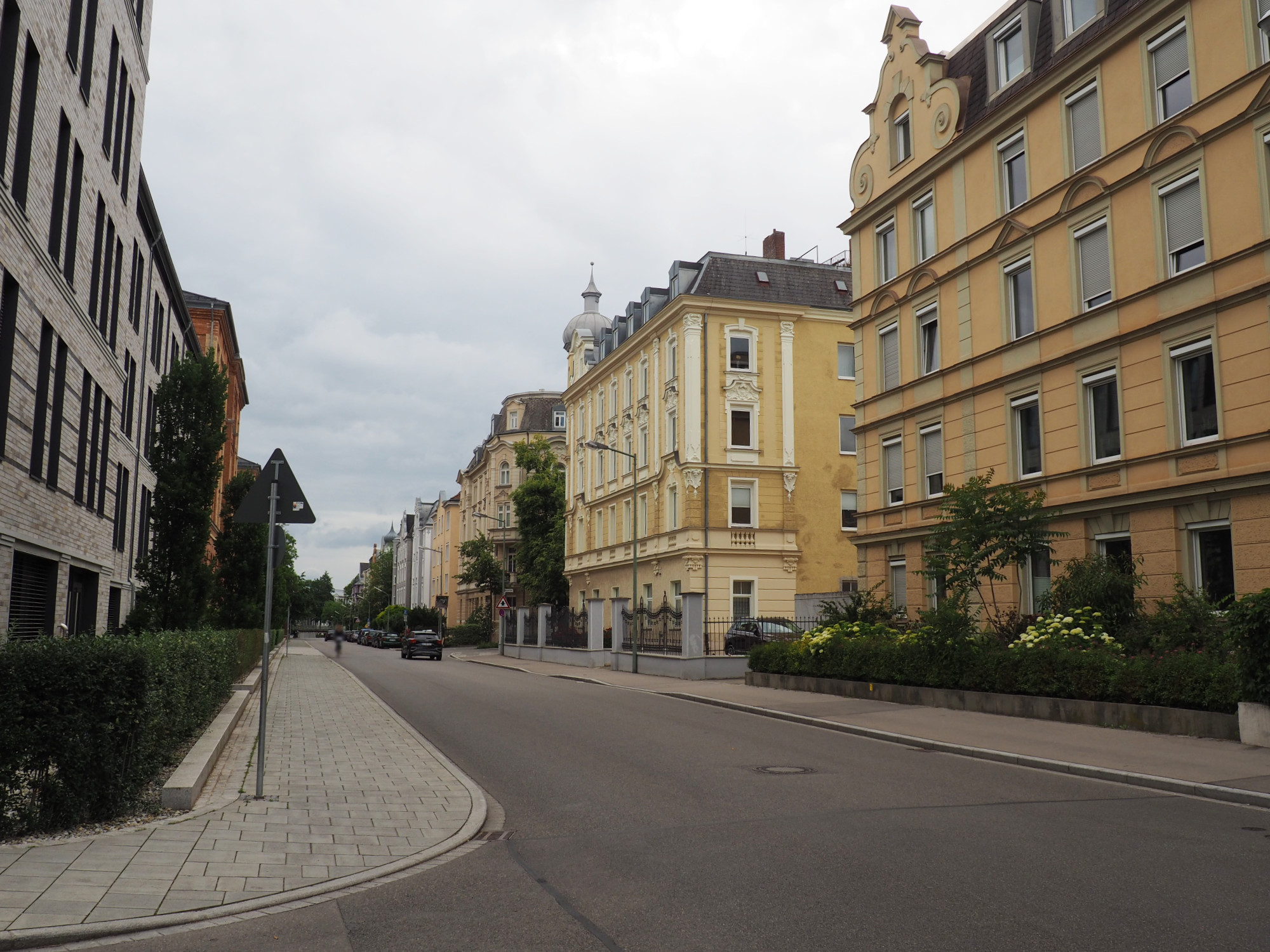 Von-der-Tann-Straße: Gehobenes Wohnen rechts, Kaserne (Gründerzeit) links