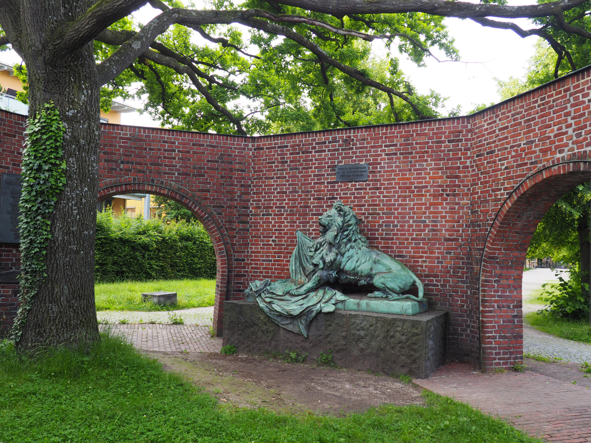 Kriegerdenkmal für Bayerische Soldaten im Innenbereich des Prinz-Karl-Viertel