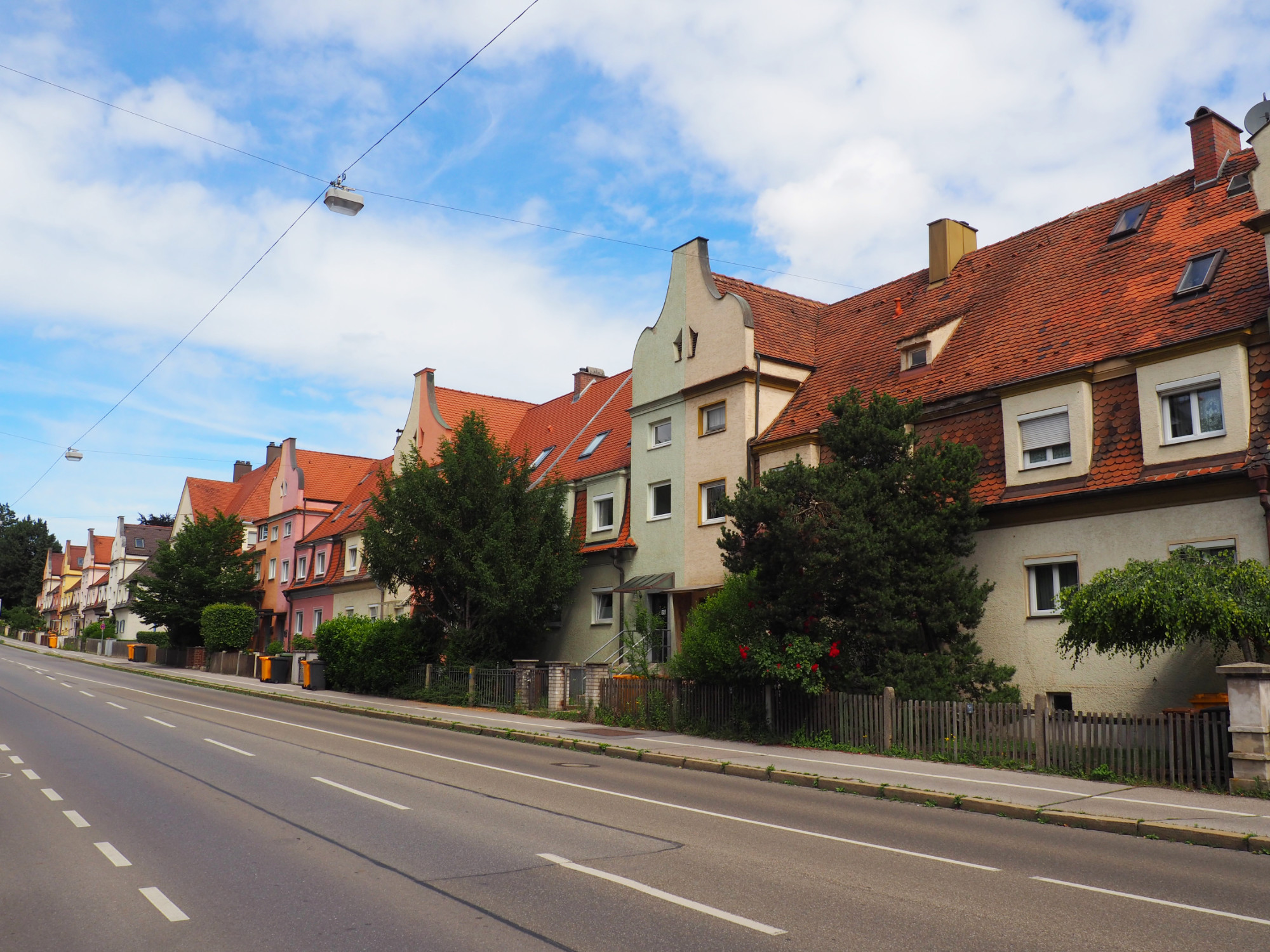 Schöne Reihenhäuser im Art Deco Stil entlang der Schertlinstraße