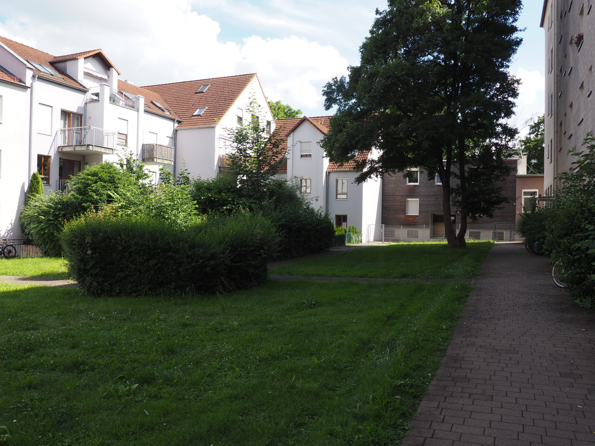 Rückseite der Ladenzeile in der Hochfeldstraße, hier stand einst ein Kino