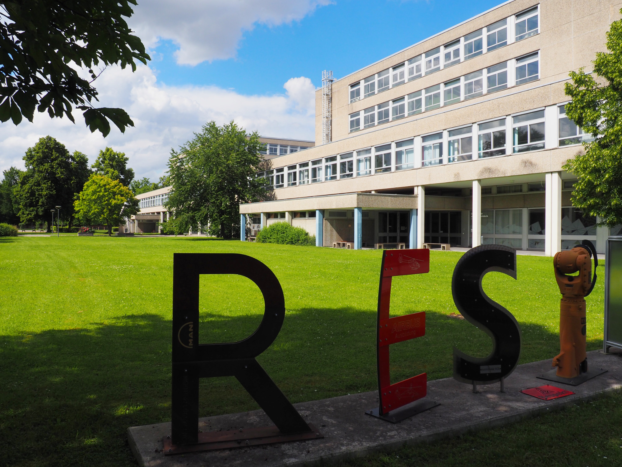 Berufsschulen (erbaut 1968), das Wort "Respekt" wird dargestellt von den Augsburger Maschinenbauern