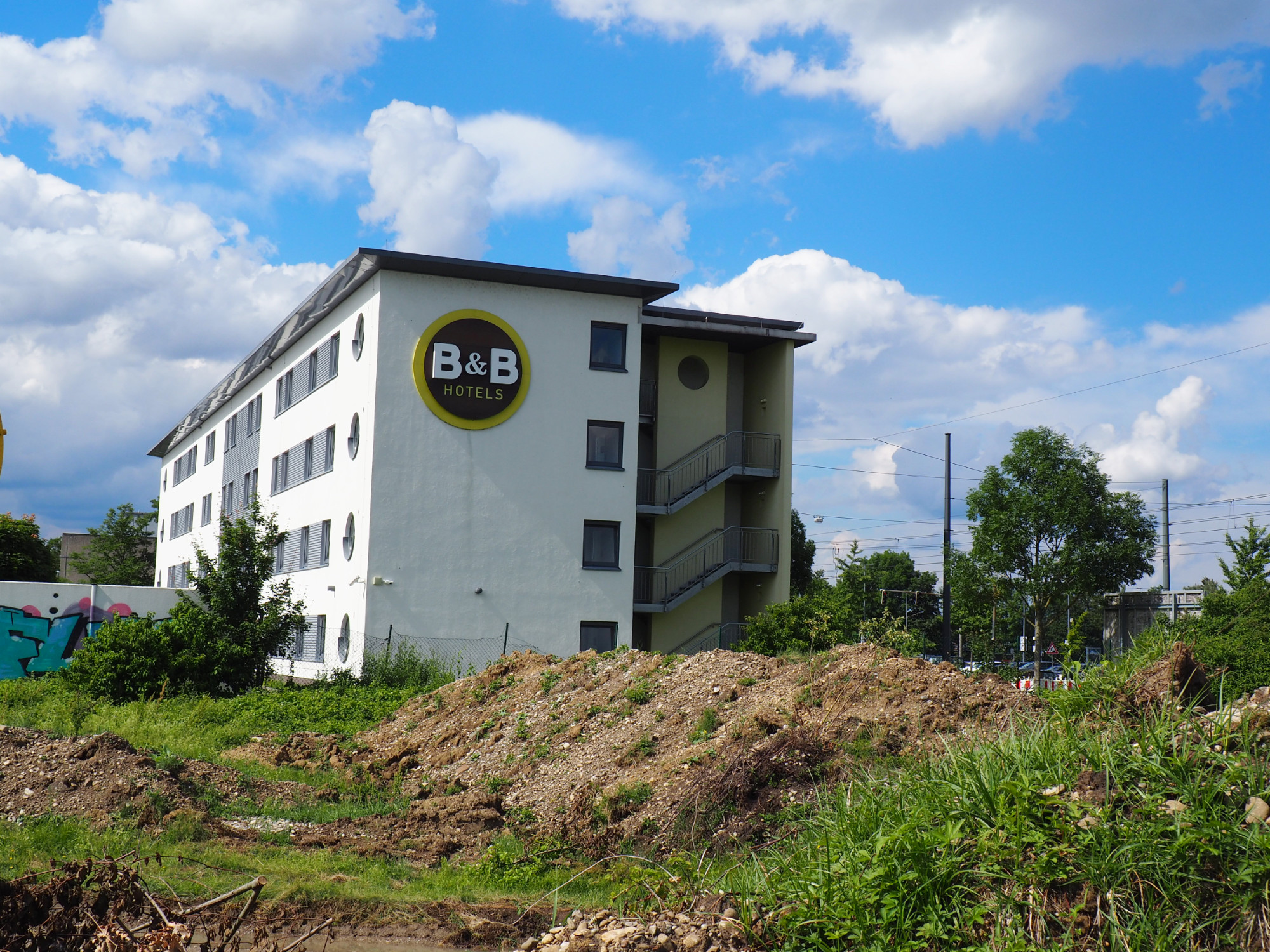 Hotel auf dem dort beginnenden Messerschmidt-Gelände