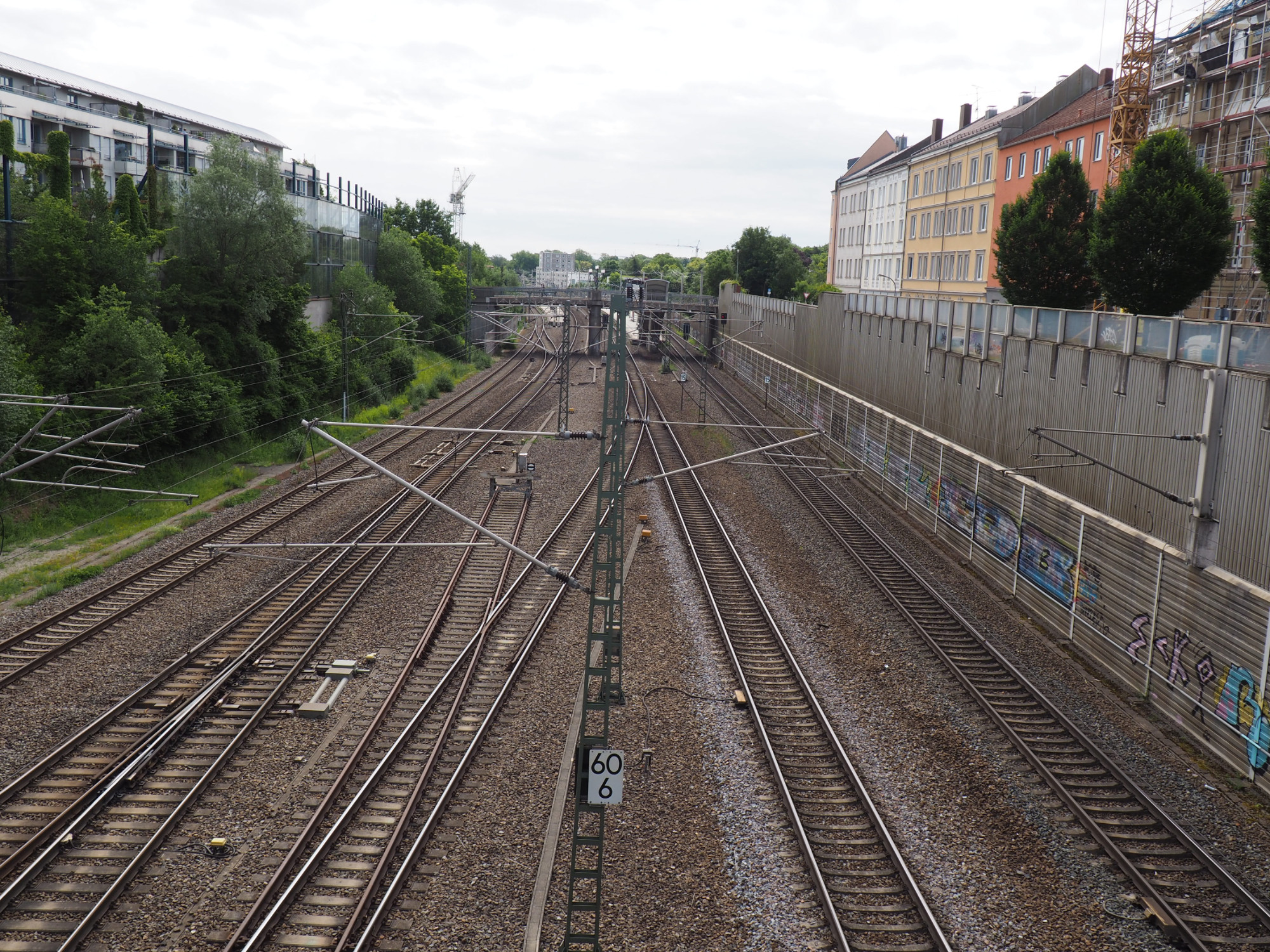 Blick von der Bismarkbrücke auf die darunter verlaufenden Gleise Richtung Hbf